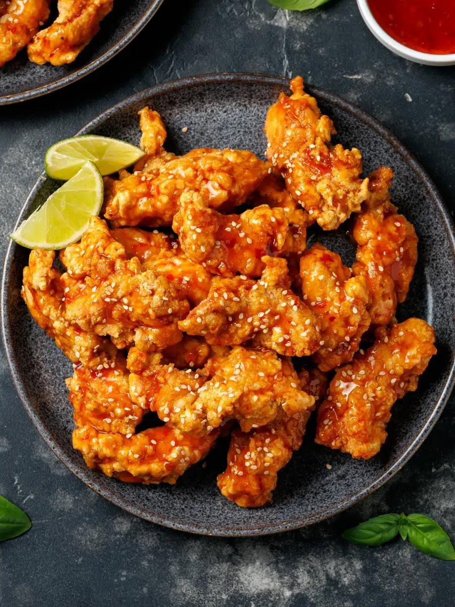 Poulet frit épicé avec graines de sésame