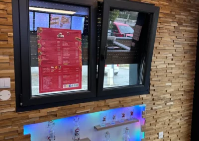 Mur en bois avec fenêtre et étagère éclairée