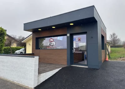 Petit bâtiment moderne avec enseigne BôBox