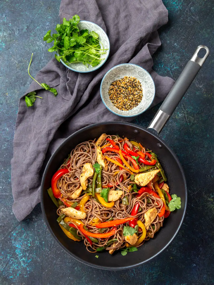 Nouilles sautées aux légumes et poulet