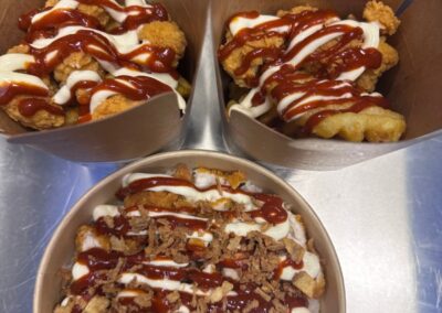 Poulet frit avec sauces dans des boîtes en carton