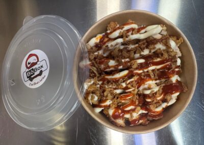 Bol de poulet croustillant avec sauces