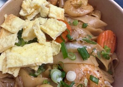 Plat de nouilles sautées avec crevettes et omelette